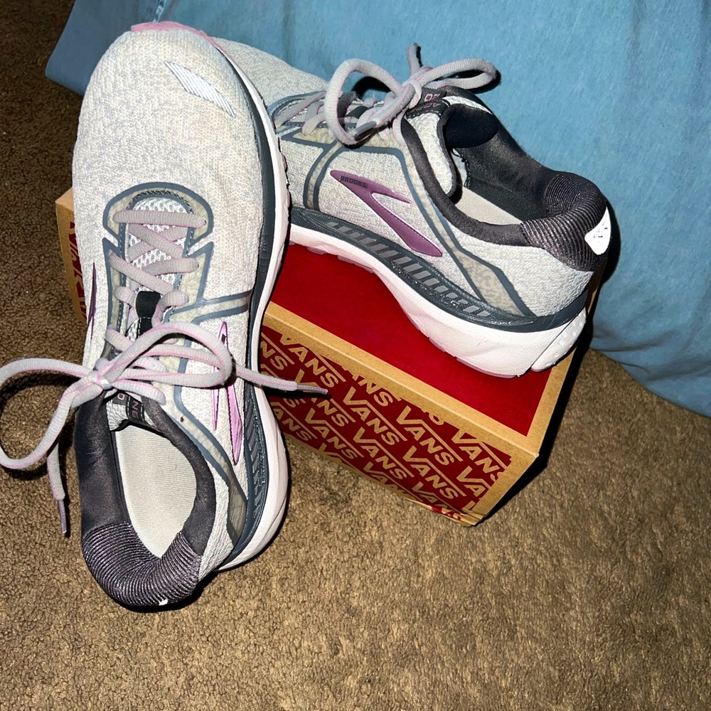 Track shoes